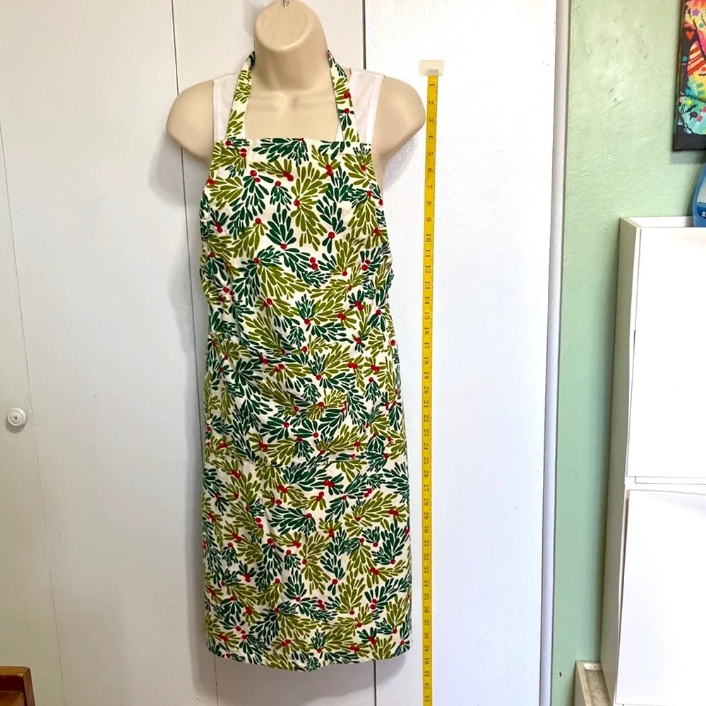 Crate and Barrel Mistletoe Red Green Apron One Size fits Most 27 in x 36 in